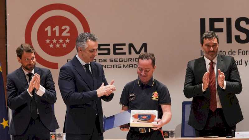 La Comunidad de Madrid rinde homenaje a los bomberos que destacaron por su conducta ejemplar