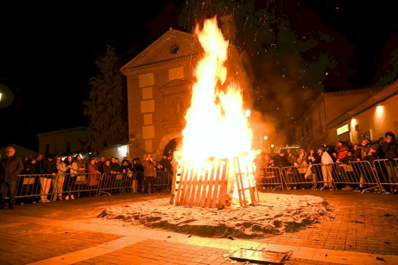 Alcalá – Alcalá de Henares celebra Santa Lucía con la tradicional hoguera y un festival folk