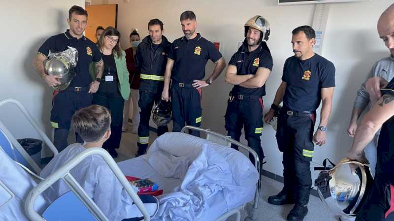 Los niños ingresados en el Hospital público Infanta Cristina reciben la visita de Bomberos de la Comunidad de Madrid