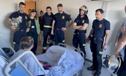 Los niños ingresados en el Hospital público Infanta Cristina reciben la visita de Bomberos de la Comunidad de Madrid