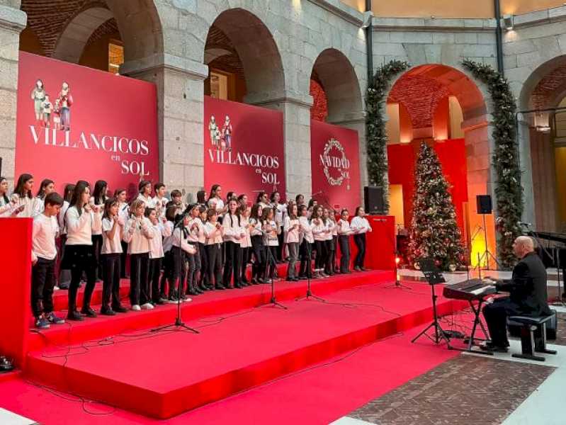 Torrejón – La magia de la Navidad inundó la emblemática Real Casa de Correos de Madrid, donde los colegios Joaquín Blume y La Zarzuela desl…