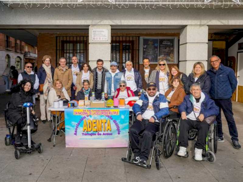 Torrejón – La Asociación de Esclerosis Múltiple de Torrejón de Ardoz (ADEMTA) instala una mesa informativa en la Plaza Mayor con motivo del…