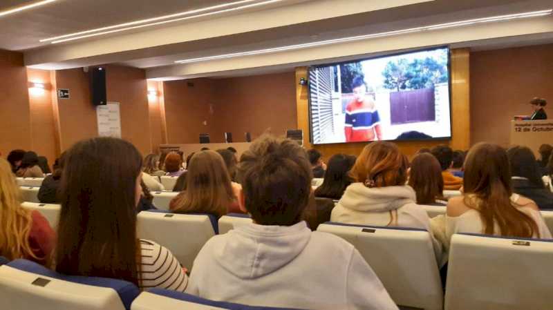 El Hospital público 12 de Octubre colabora un año más en ‘Reimagina la ciencia’, un programa divulgativo que busca impulsar la vocación científica entre los estudiantes