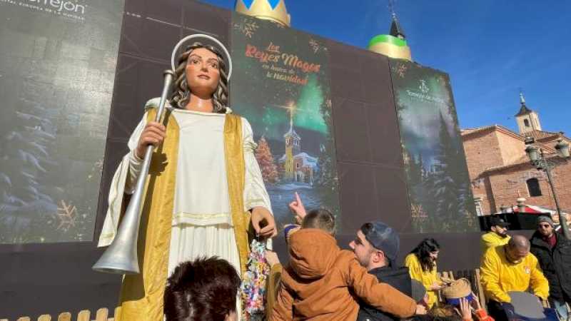 Torrejón – El ángel Raguel, de la Comparsa de Gigantes y Cabezudos de Torrejón de Ardoz, recogerá este jueves, 26 de diciembre, en la Plaza…