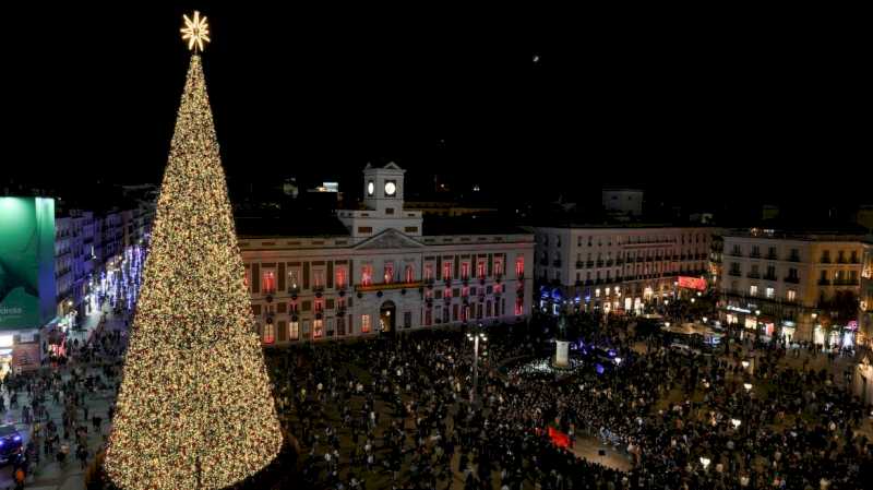 La Comunidad de Madrid despide 2024 con la proyección sobre la Real Casa de Correos del espectáculo Monumental Tour, del Dj Michael Canitrot