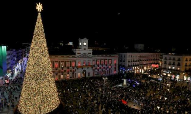 La Comunidad de Madrid despide 2024 con la proyección sobre la Real Casa de Correos del espectáculo Monumental Tour, del Dj Michael Canitrot