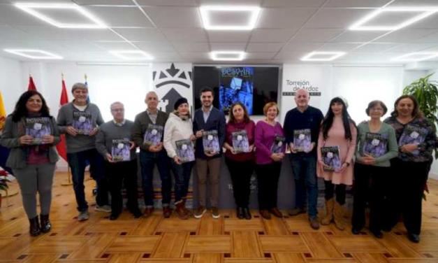 Torrejón – El Ayuntamiento de Torrejón de Ardoz homenajea a la revista de la Tertulia Poética Desván en su décimo aniversario