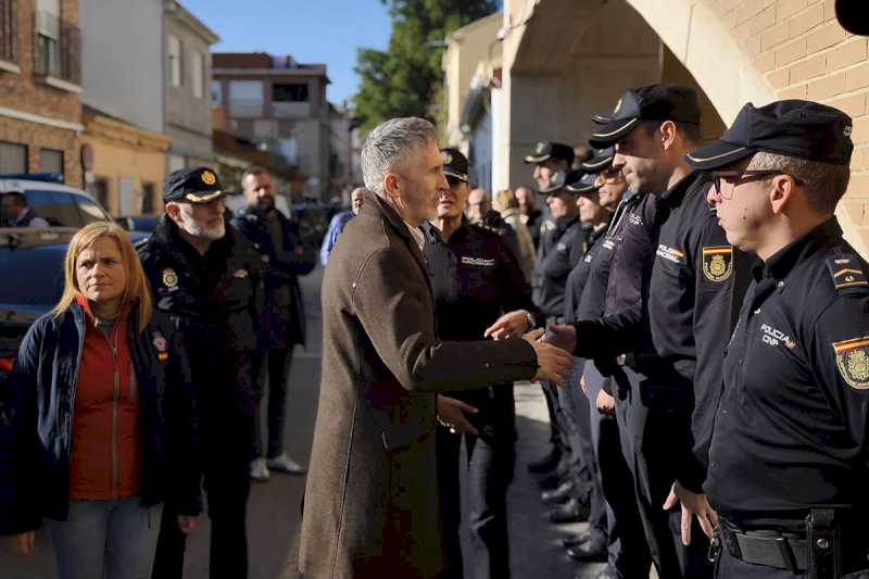 Grande-Marlaska destaca que la simbiosis entre las Fuerzas de Seguridad y la ciudadanía tras la DANA „es una de las fortalezas de nuestra sociedad”