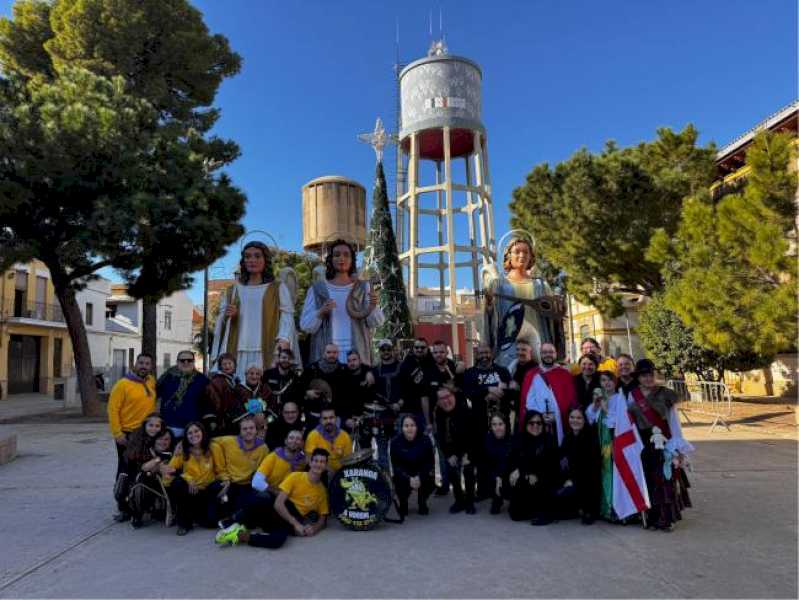 Torrejón – El Pasacalles de los Ángeles Navideños Gigantes de Torrejón de Ardoz reparte alegría y dulces por las calles de las localidades …