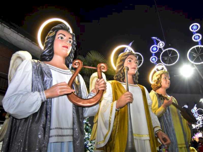 Torrejón – El Pasacalles de los Ángeles Navideños Gigantes que anuncian la llegada de los Reyes Magos desfilarán por la Plaza Mayor-Plaza d…