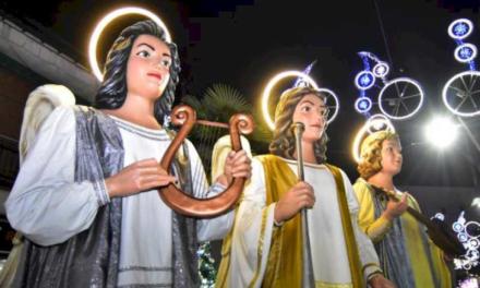 Torrejón – El Pasacalles de los Ángeles Navideños Gigantes que anuncian la llegada de los Reyes Magos desfilarán por la Plaza Mayor-Plaza d…