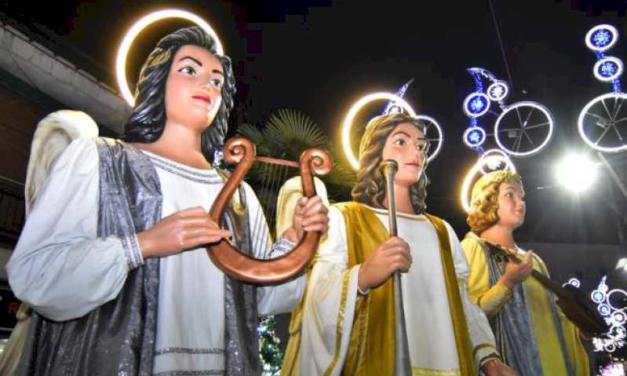 Torrejón – El Pasacalles de los Ángeles Navideños Gigantes que anuncian la llegada de los Reyes Magos desfilarán por la Plaza Mayor-Plaza d…