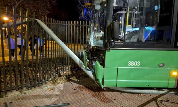 Alcalá – Accidente de autobús en la Plaza de la Juventud sin heridos entre los pasajeros