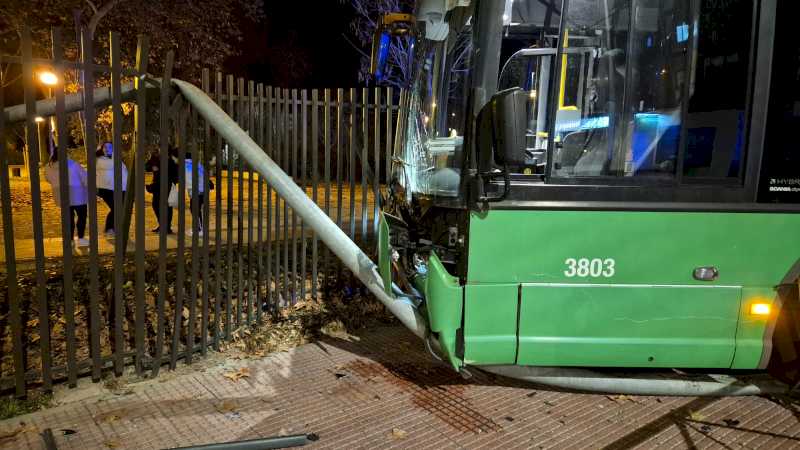 Alcalá – Accidente de autobús en la Plaza de la Juventud sin heridos entre los pasajeros