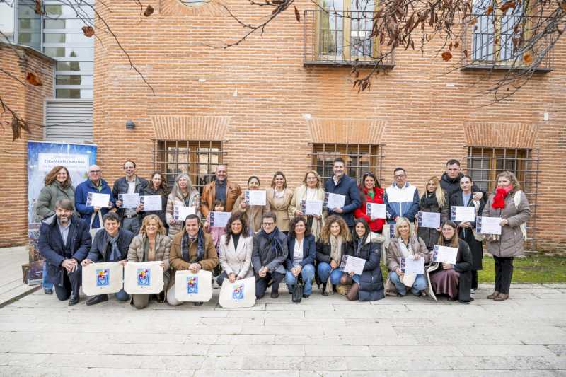 Alcalá – La alcaldesa entrega el Premio al mejor escaparate navideño de Alcalá a ‘El baúl de Mar Patchwork’