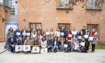 Alcalá – La alcaldesa entrega el Premio al mejor escaparate navideño de Alcalá a ‘El baúl de Mar Patchwork’