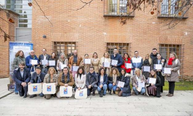 Alcalá – La alcaldesa entrega el Premio al mejor escaparate navideño de Alcalá a ‘El baúl de Mar Patchwork’