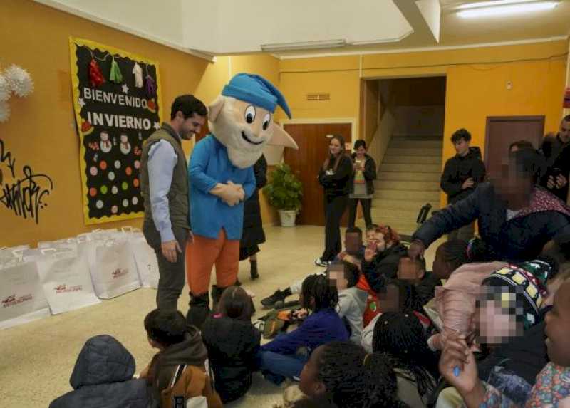 Torrejón – El alcalde y Los Guachis visitan con regalos el programa del Comedor Escolar de Navidad y de actividades lúdicas gratuitas para …