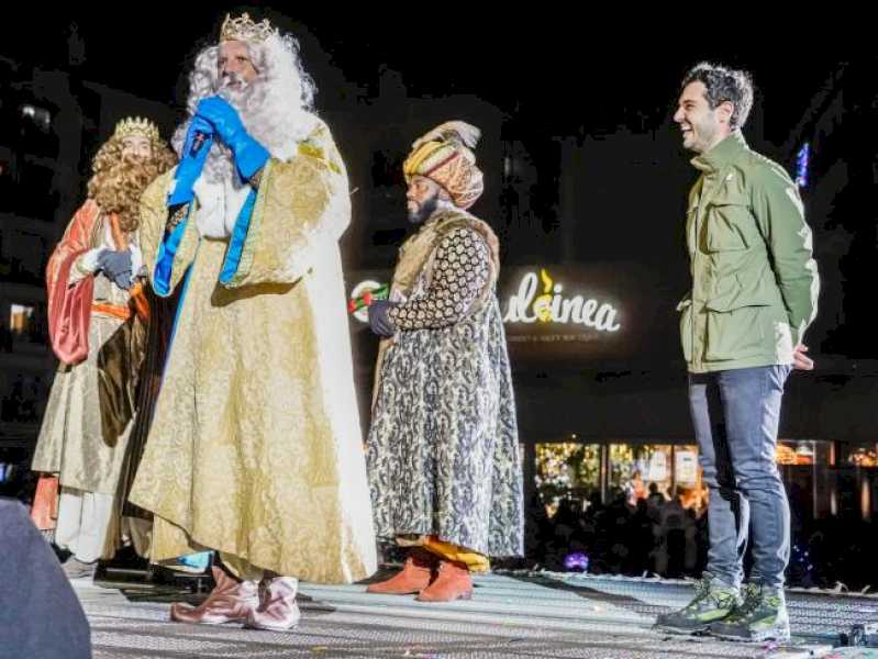 Torrejón – La Gran Cabalgata de Reyes de Torrejón de Ardoz contó con una gran participación, a pesar de que las condiciones climatológicas …