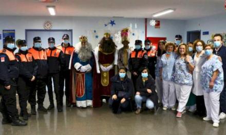 El Hospital público Severo Ochoa lleva regalos, magia y música a pacientes pediátricos y adultos en Navidad