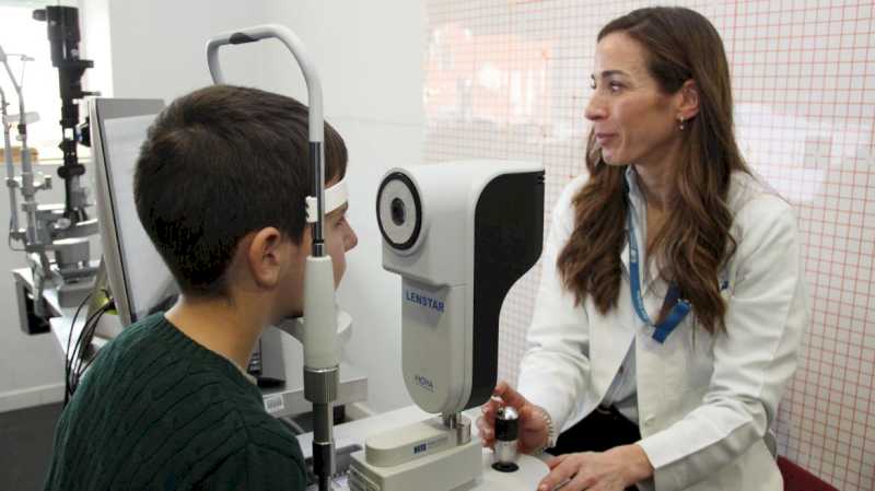 El Hospital público Clínico San Carlos utiliza un tratamiento combinado que reduce la progresión de la miopía en niños y adolescentes