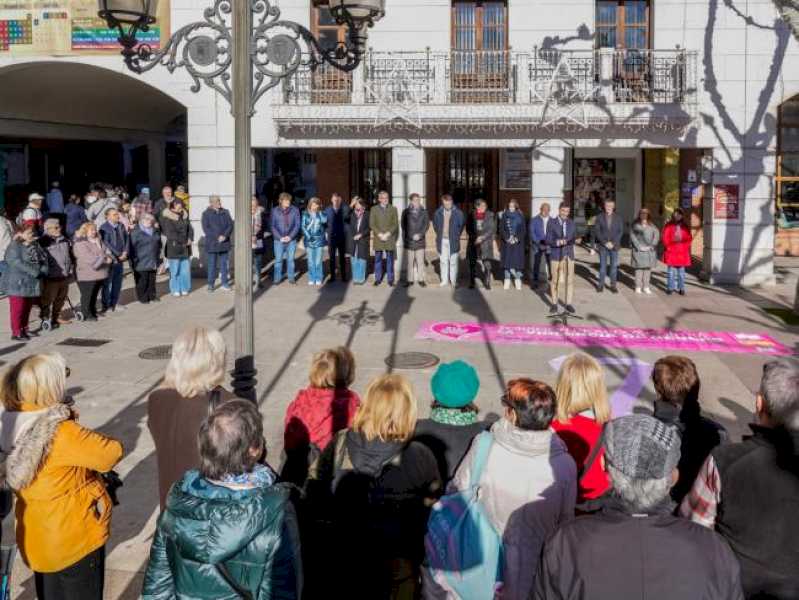 Torrejón – Torrejón de Ardoz ha guardado en la Plaza Mayor un minuto de silencio en homenaje a las víctimas de la violencia de género de 20…