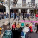 Torrejón – Torrejón de Ardoz ha guardado en la Plaza Mayor un minuto de silencio en homenaje a las víctimas de la violencia de género de 20…