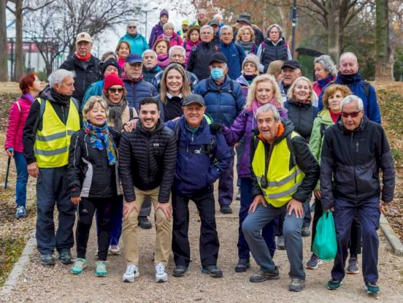 Torrejón – El alcalde, Alejandro Navarro Prieto, compartió con el grupo de senderismo “Naturaleza Mayores” la “Ruta del Polvorón”, la prime…