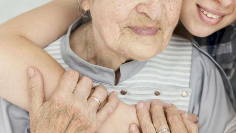 La Comunidad de Madrid organiza una jornada con profesionales para combatir la soledad de las personas mayores