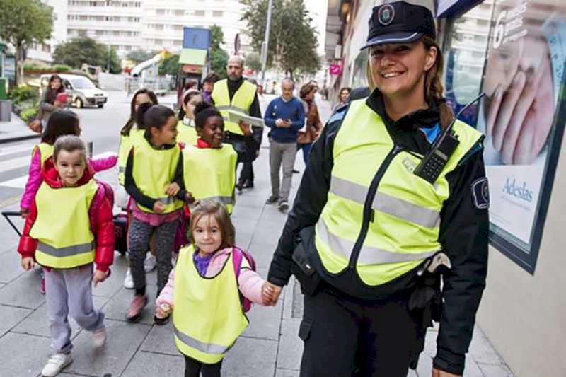 Tráfico vigila que los trayectos a los colegios se hagan de forma segura