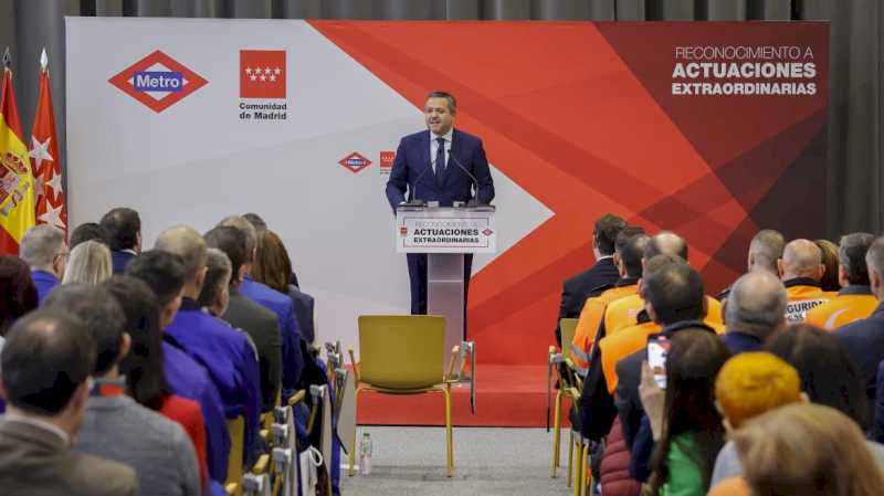 La Comunidad de Madrid premia a los 60 voluntarios de Metro que colaboraron en la recuperación de las zonas afectadas por la DANA de Valencia