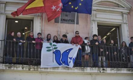 Alcalá – Alumnos del colegio Escuelas Pías colocan el símbolo la Paz en el Ayuntamiento de Alcalá