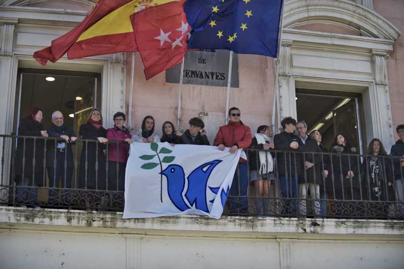 Alcalá – Alumnos del colegio Escuelas Pías colocan el símbolo la Paz en el Ayuntamiento de Alcalá