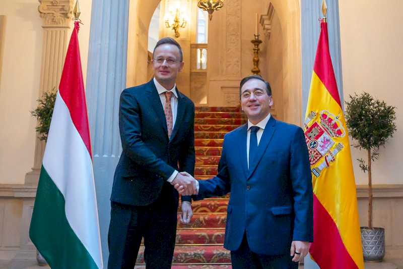 Albares recibe al ministro de Exteriores húngaro, Péter Szijjártó, para abordar la agenda europea y bilateral