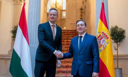 Albares recibe al ministro de Exteriores húngaro, Péter Szijjártó, para abordar la agenda europea y bilateral