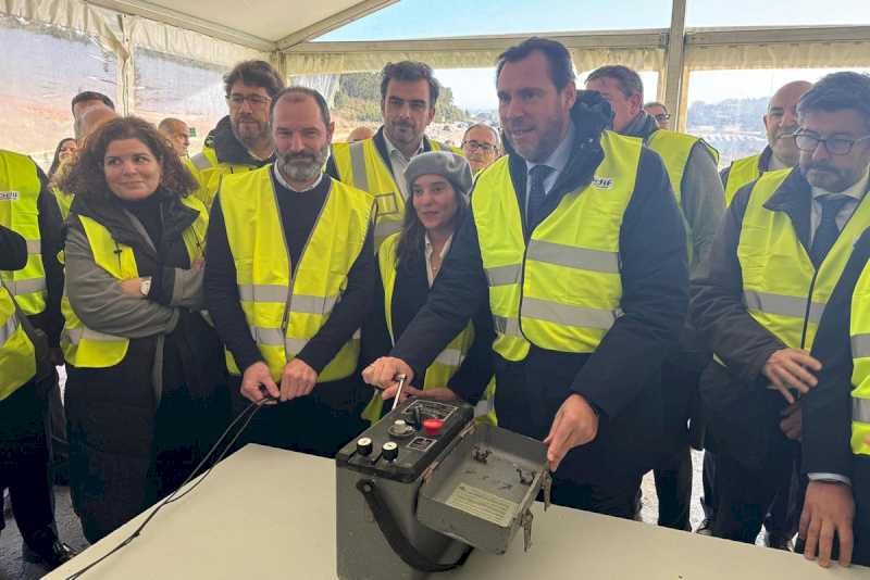 Puente destaca que la futura conexión ferroviaria del Puerto Exterior de A Coruña impulsará su actividad nacional e internacional