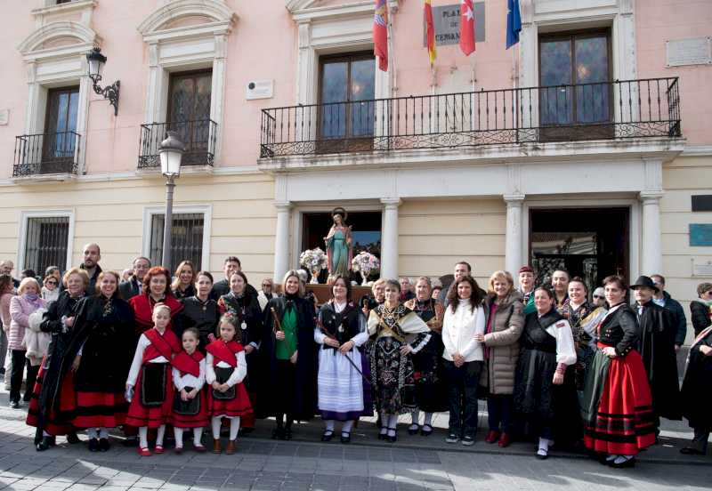 Alcalá – El Salón de Plenos acoge la tradicional entrega del bastón de mando a la ‘Alcaldesa de las Águedas’