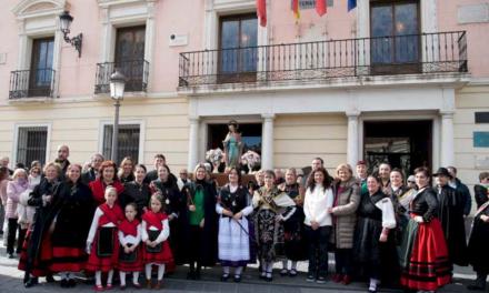 Alcalá – El Salón de Plenos acoge la tradicional entrega del bastón de mando a la ‘Alcaldesa de las Águedas’