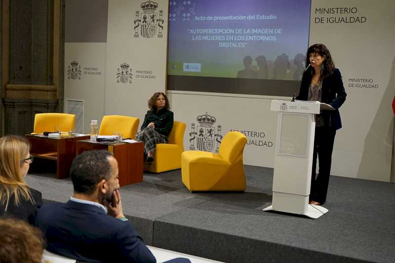 Ana Redondo presenta los resultados de un estudio sobre percepción de la imagen de la mujer en redes sociales