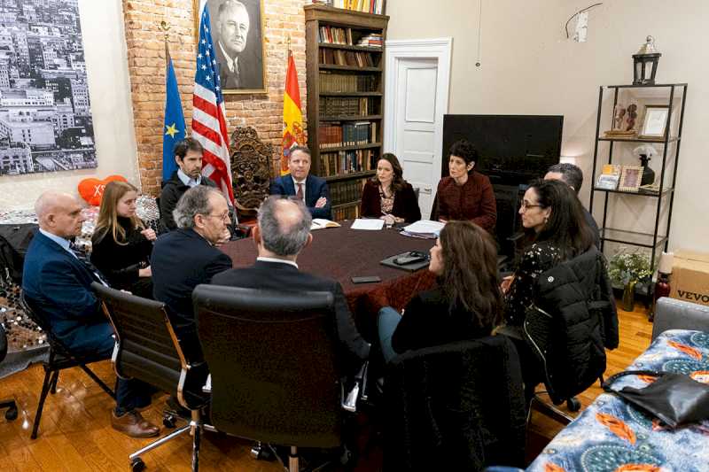 Elma Saiz comparte el Plan Estatal de Retorno Voluntario con la colectividad española de Nueva York