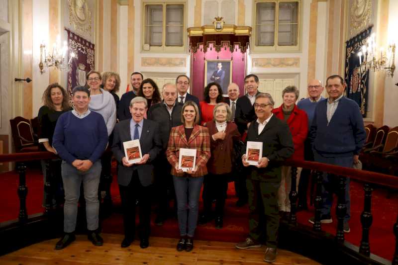 Alcalá – El Salón de Plenos del Ayuntamiento, escenario de la presentación del libro ‘Alcalá de Henares, vota’