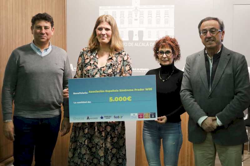 Alcalá – Entrega del cheque de reciclaje solidario a la Asociación Española Síndrome de Prader-Willi