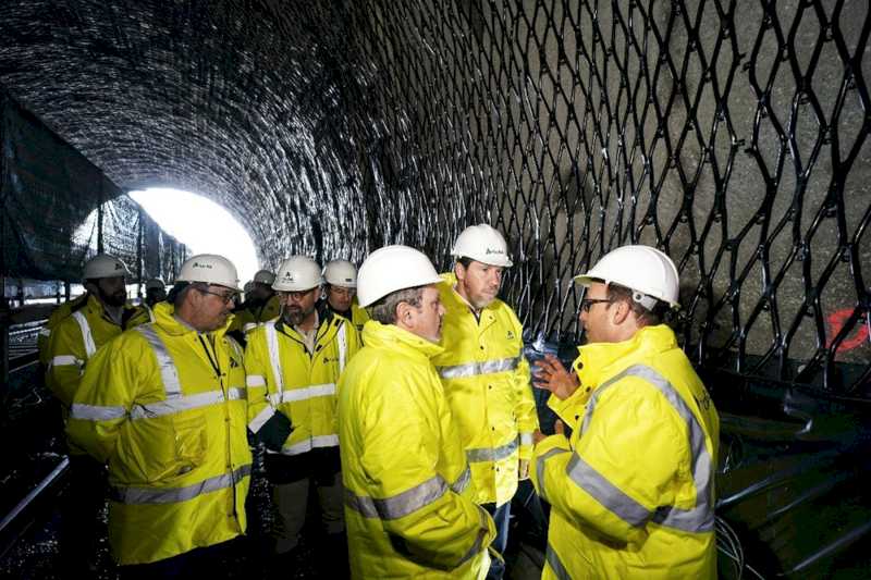 Óscar Puente visita las obras de mejora del túnel de Gaintxurizketa para conectar el País Vasco con Francia por tren de alta velocidad