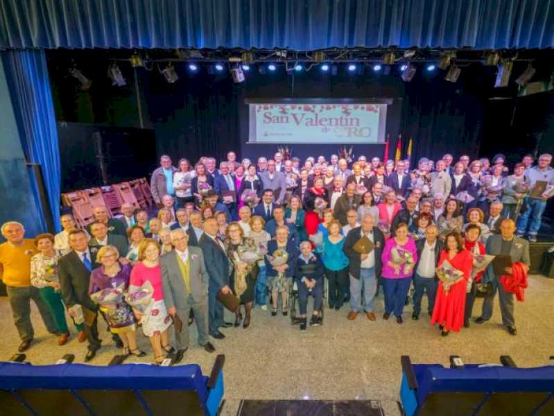 Torrejón – La Casa de la Cultura acogió la celebración por todo lo alto de “San Valentín de Oro” con 48 parejas torrejoneras de personas ma…