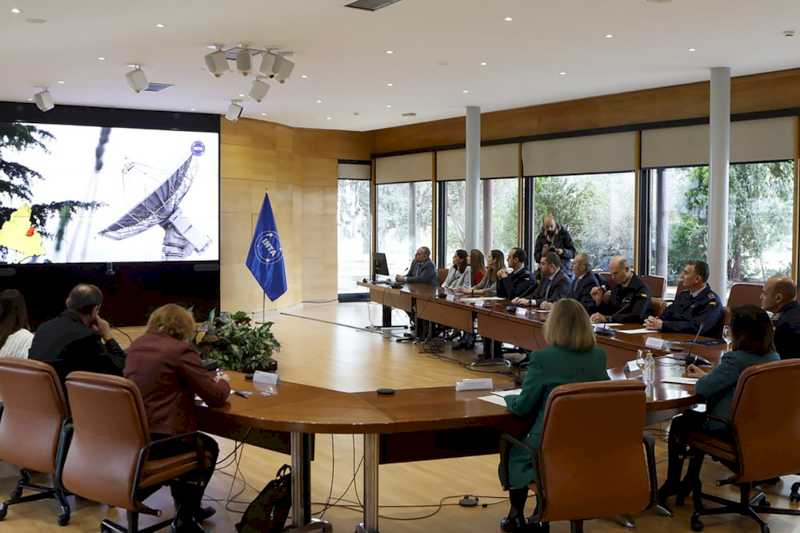 La ministra de Defensa reitera la importancia de no subestimar el dominio espacial, en el aniversario de la guerra de Ucrania