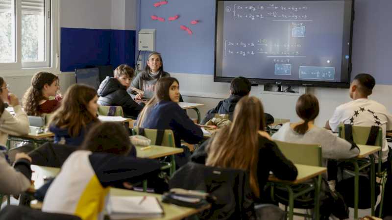 La Comunidad de Madrid incorporará 1.972 nuevos profesores a su educación pública el próximo curso