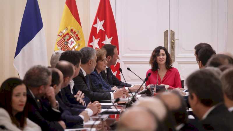 Díaz Ayuso recibe en la Real Casa de Correos a representantes de la Cámara de Comercio FrancoEspañola en el 130º aniversario de su creación