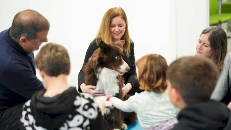 La Comunidad de Madrid ofrece terapias con perros adiestrados para favorecer la recuperación a mujeres víctimas de violencia y sus hijos