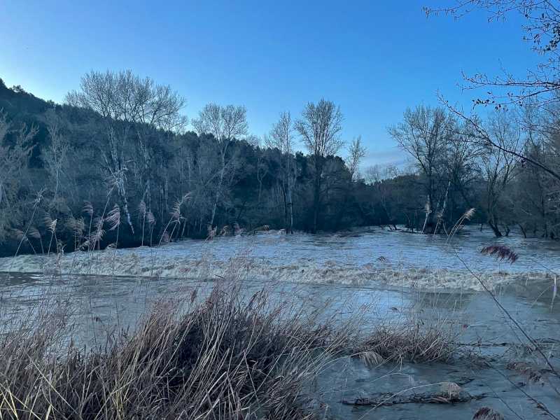 Alcalá – El caudal del río Henares alcanza el nivel rojo, pero se mantiene bajo control